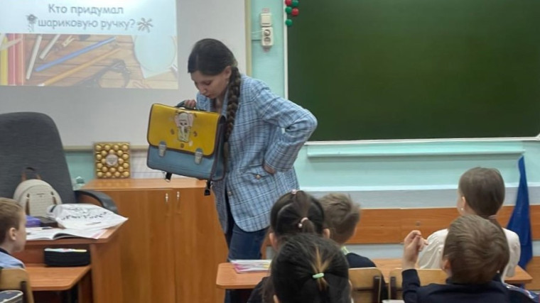 Лицеисты-первоклассники тоже познакомились с разными письменными принадлежностями: в гости к ним пришел сотрудник Омского музея просвещения, и вместе они отправились в путешествие в глубь веков. .