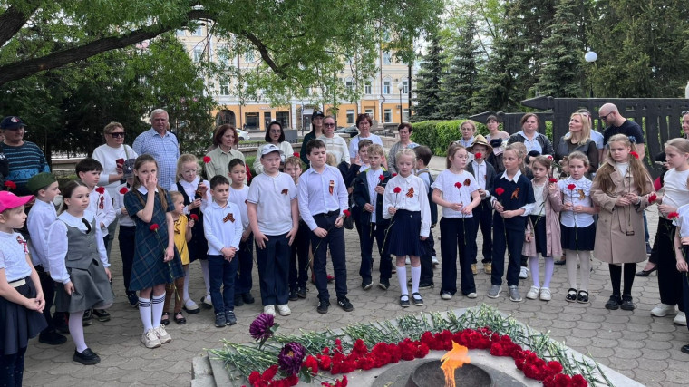 Сегодня, 7 мая, ученики 2А и 2Б классов вместе с родителями и классными руководителями традиционно пришли к Вечному огню, чтобы почтить память тех, кто отдал свою жизнь за наше Отечество..