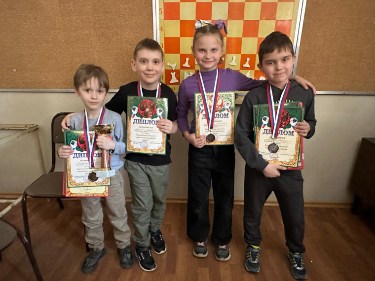 Поздравляем команду лицея, занявшую 2 место в региональном командном соревновании по шахматам «Дебют»!.